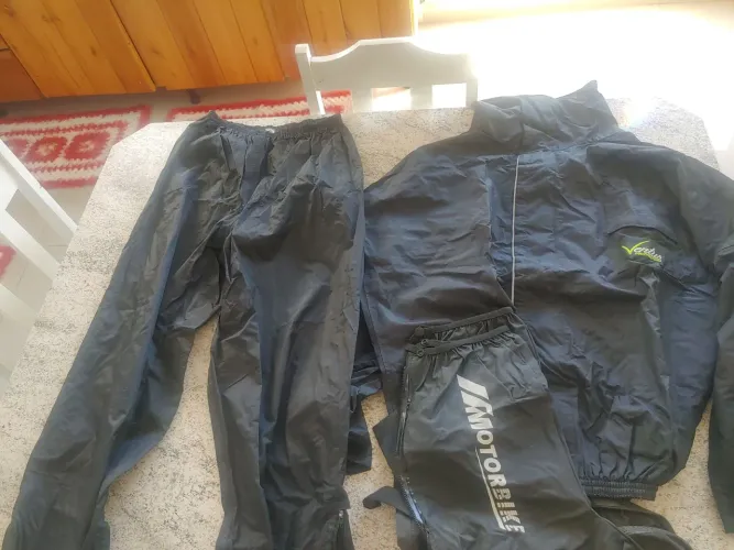 ? Duas Capas de Chuva para Moto - Ótimo Estado!