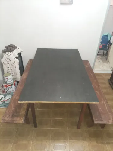 Vendo mesa rústica com dois bancos de madeira 2,00 x 1,10m