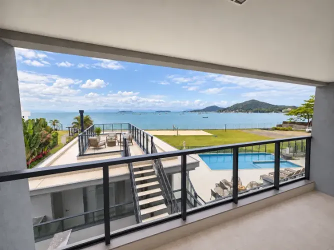Apartamento duplex frente mar, garden privativo, 4 dormitórios (sendo 2 suítes)