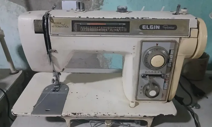 MÁQUINA DE COSTURA ELGIN GENIUS(USADA)- EXCELENTE OPORTUNIDADE!