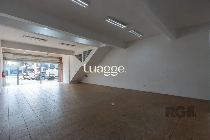 Loja com aproximadamente 96m² privativos