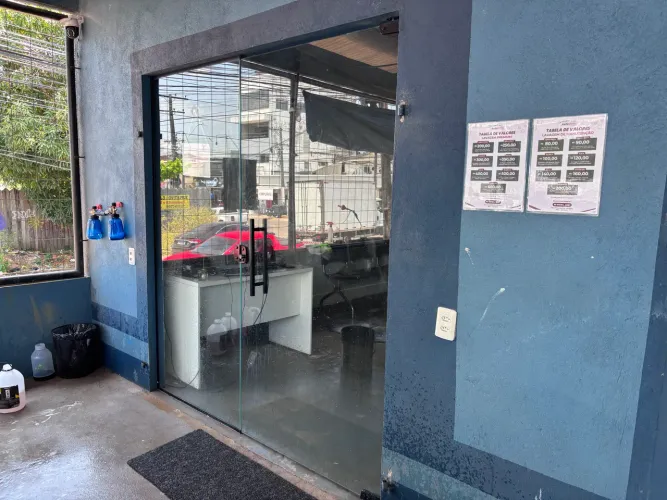 Porta de vidro com grade protetora de metal