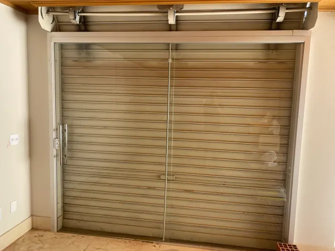 Porta 2 folhas com vidro temperado e 1 de correr 