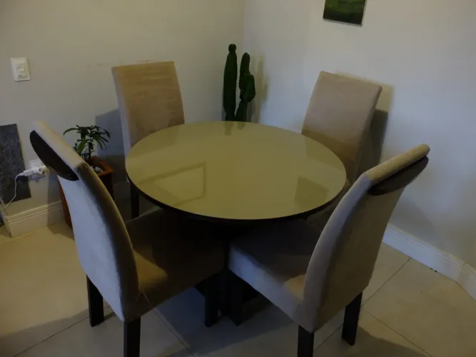 Mesa de jantar redonda com 4 cadeiras