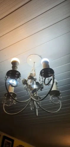 Lindo Lustre Provençal Branco com Cristais - Elegância e Aconchego