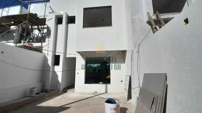 Casa Geminada Duplex com 3 quartos á venda no bairro Santa Amélia.