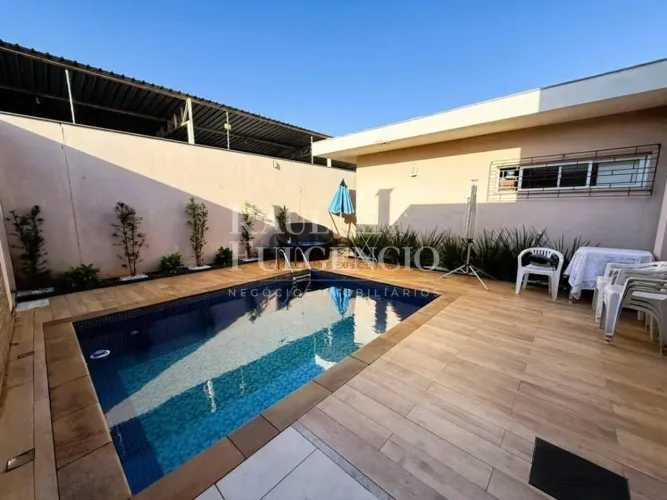 Casa Mobiliada com Piscina, 4 quartos sendo 2 suítes para Locação e Venda na Zona Leste de