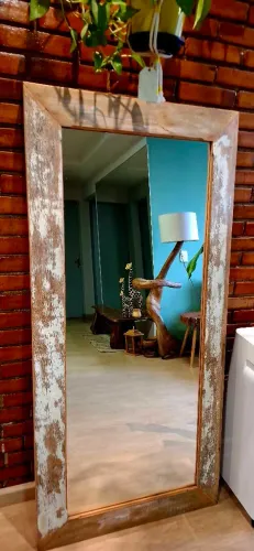 Espelho com moldura em madeira