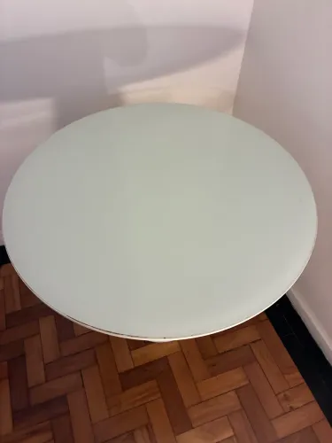 Mesa de jantar redonda estilo Tulip, tampo de vidro fosco, base cônica branca,