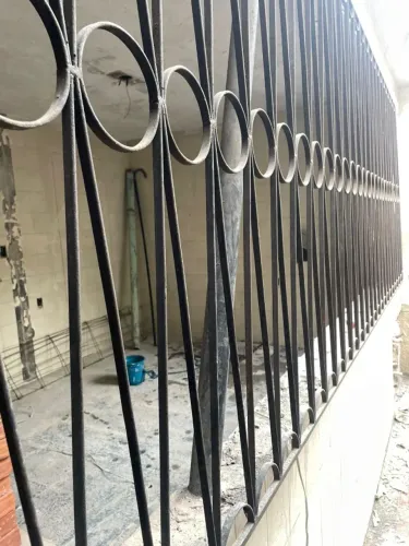 Grade de ferro para janela 1,37m altura x 3,62m largura