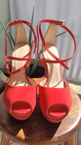 SAPATO DE PLATAFORMA VERMELHO TAMANHO 37 "MARCA BEBECÊ"