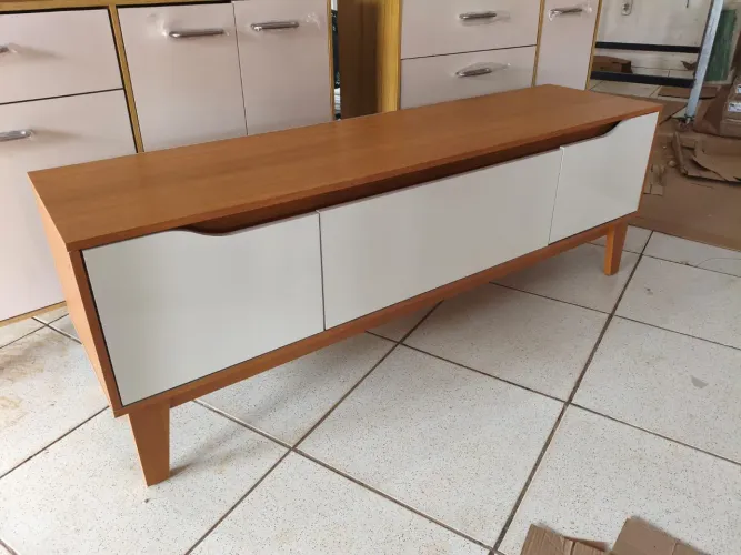 Rack Veneto para TV 160cm 03 Portas Henn