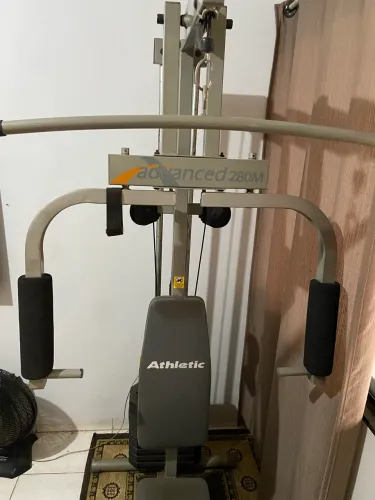 Estação de musculação.