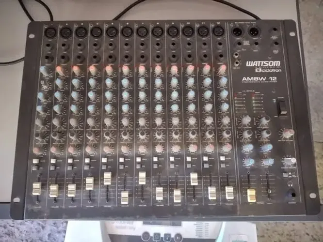 Mesa de som profissional 12 canais.
