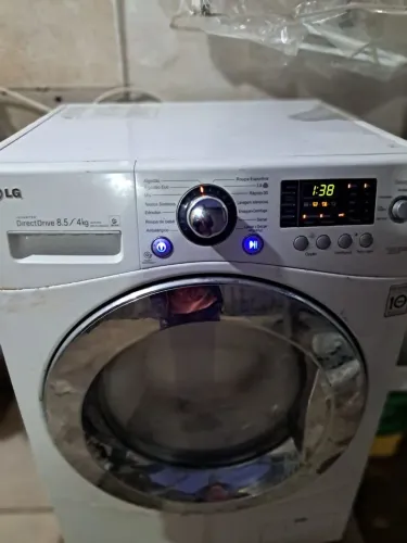 Máquina de lavar e seca roupa