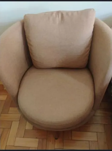 Vende se uma poltrona.