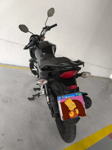 Vendo Honda CG Fan 160, cor preta, com 4 anos de uso e único dono.