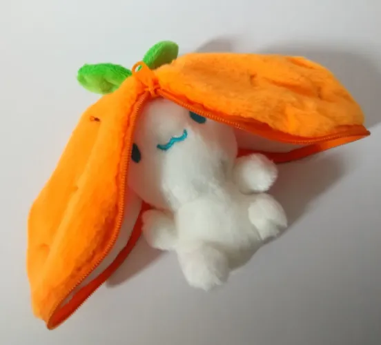 Chaveiro do Cinnamonroll de Pelúcia Cenoura Coelho