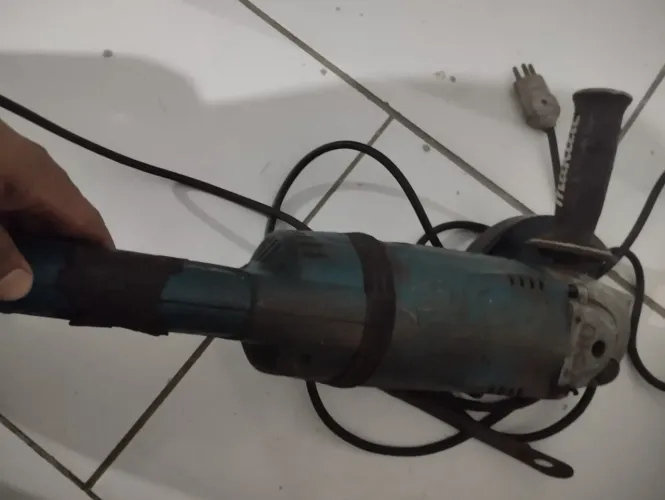 Vendo uma lixadeira da grande da marca Makita