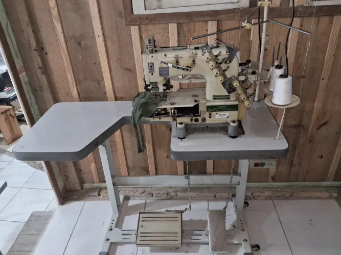 Máquina catraca 4 agulhas Cilíndrica com motor convencional, marca Protex.
