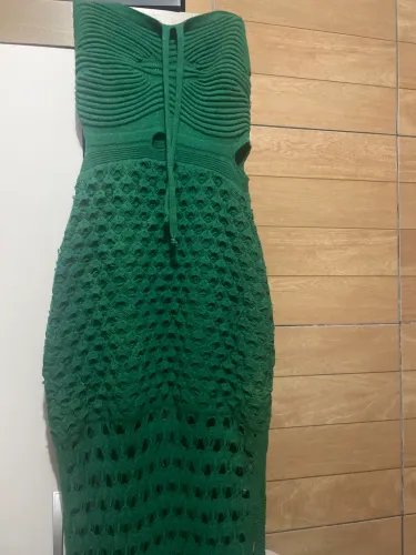 Vendo este vestido / *