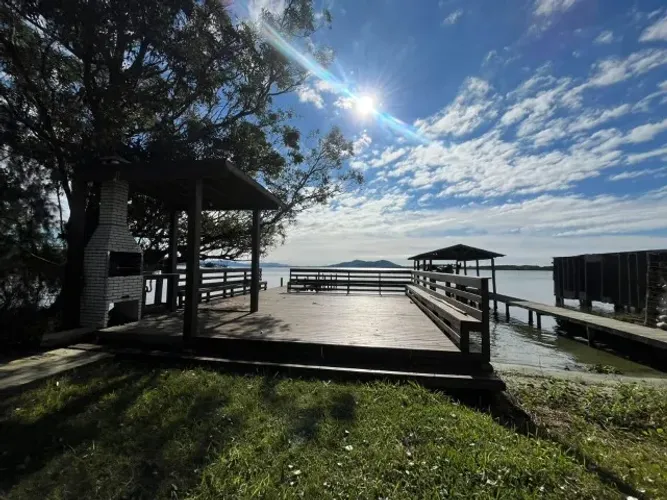 Terreno Beira da Lagoa em Imbituba, Deck, Churrasqueira e Acesso Exclusivo à Água