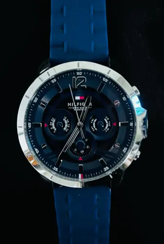 Relógio Tommy Hilfiger masculino com mostrador azul escuro e pulseira azul.