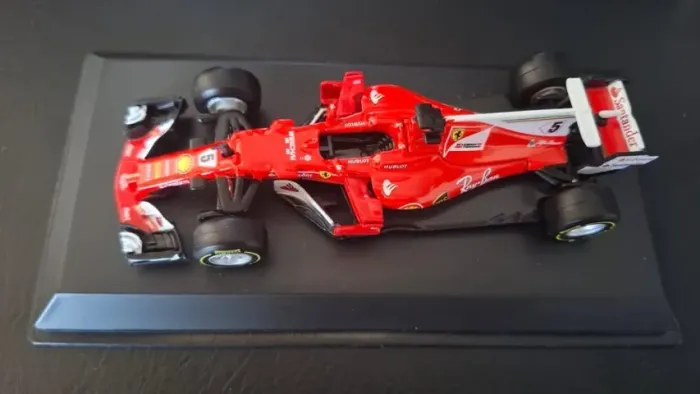 Miniatura Ferrari Formula 1 SF 70H 2017 Sebastian Vettel 1:43