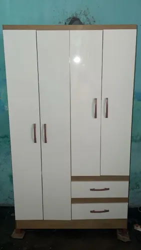 Guarda roupa novo, dois meses de uso 