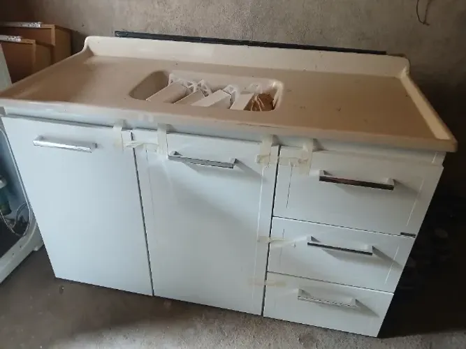 Armário com pia e pés, mármore sintético. Medida de 1,20cm, usado.