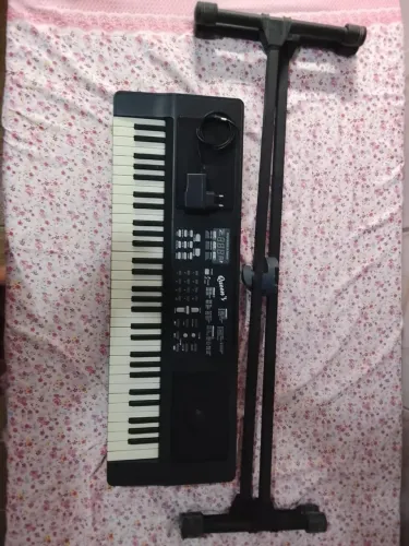 Teclado musical semi novo