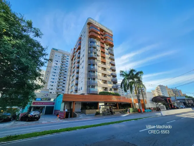 Apartamento mobiliado de 2 quartos (1 suíte), sacada, com lazer, no Centro - Florianópolis
