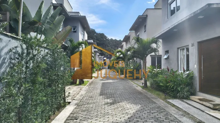Casa em Condomínio disponível para Venda e Locação em Camburi