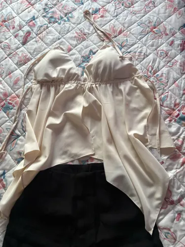 2 Blusa frente única e bermuda alfaiataria