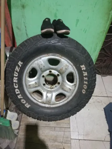 Vendo pneu completo aro 16
