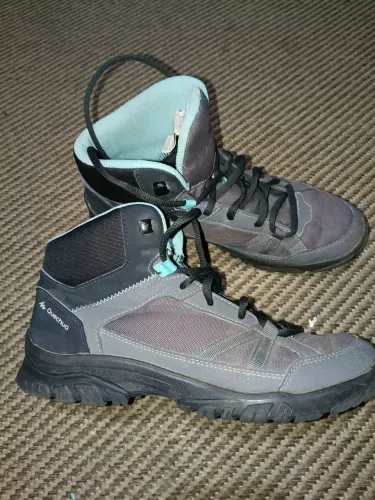 Bota feminina de trilha Quechua NH100