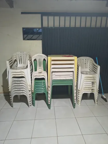 Vendo mesa e cadeiras!!
