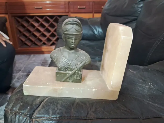 Aparador de livros Decorativo com o Busto da Deusa da Justiça (Thêmis)