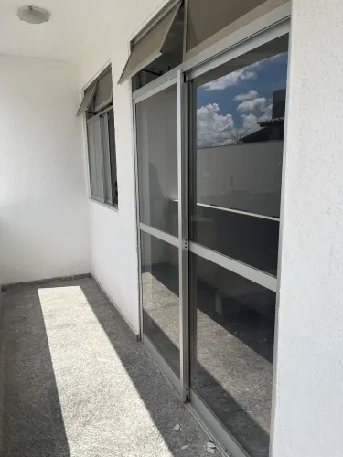 Porta em esquadria de alumínio duas folhas com vidros de 1,76 L x 2,48 A.