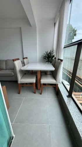 Mesa com 4 cadeiras novas