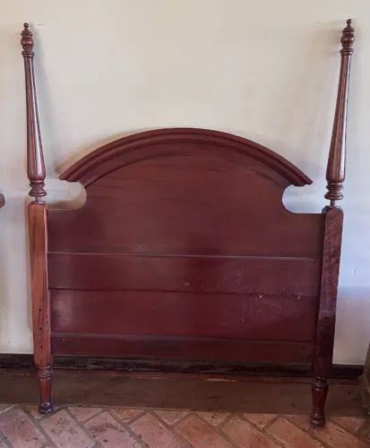 Cama de solteiro em mogno maciço ? Madeira Bonita, excelente qualidade ? conservada