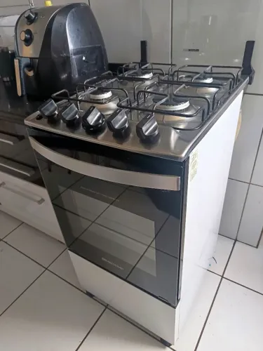 Fogão Brastemp 4 bocas com acendedor elétrico.