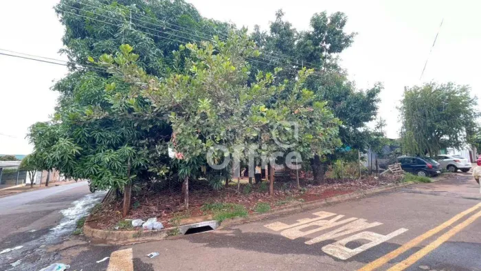 Área à venda, 437 m² de esquina à 100m do Grand Trianon - Boa Vista - Anápolis/GO