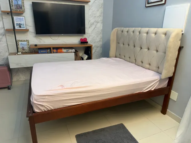 CAMA DE MADEIRA COM CABACEIRA