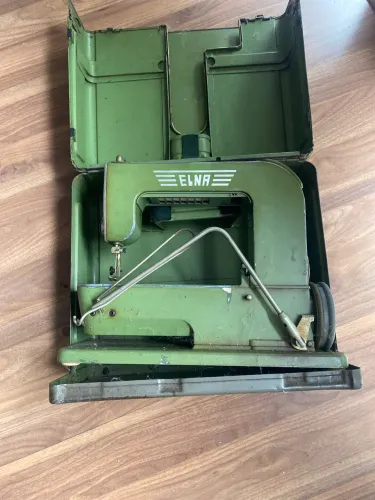 Máquina de costura suíça Elna anos 40