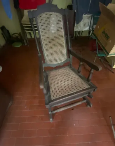 Cadeira de balanco em madeira e palhinha