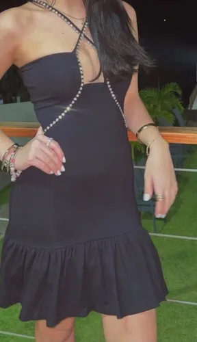 vestido preto cravejado com pedrarias
