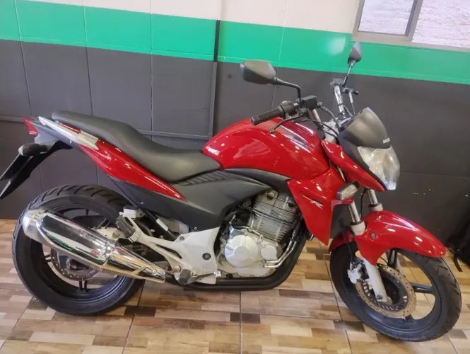 CB 300 R ANO 2013 LINDA MOTO / ENT. $ 3.900, + 18 X  $ 755, (CARTÃO DE CRÉDITO)