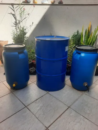 Trio de tambores: 01 200L metal e 02 de 90L plástico, com torneiras.