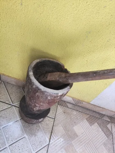 pilão com socador de madeira